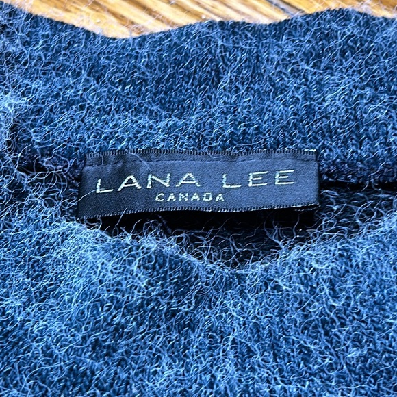 Lana Lee Canada blue knit sweater. Fabric and size tag missing. Size Medium. - Picture 15 of 15
